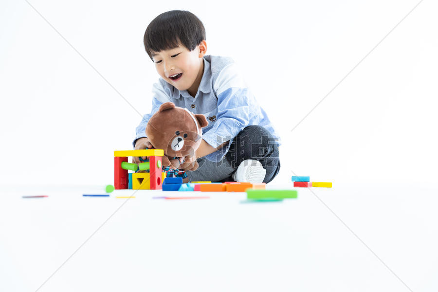 儿童在地上玩积木图片素材免费下载