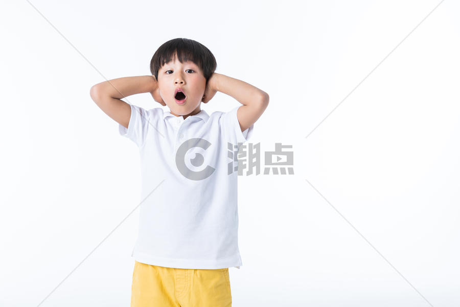 儿童拒绝捂耳朵动作图片素材免费下载