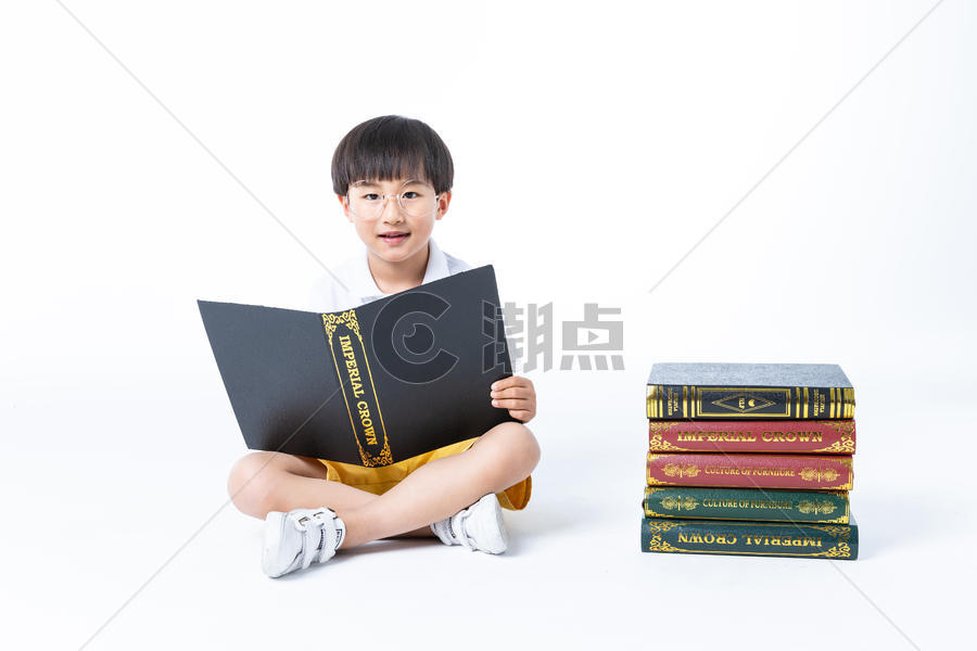 儿童坐在地上看书图片素材免费下载