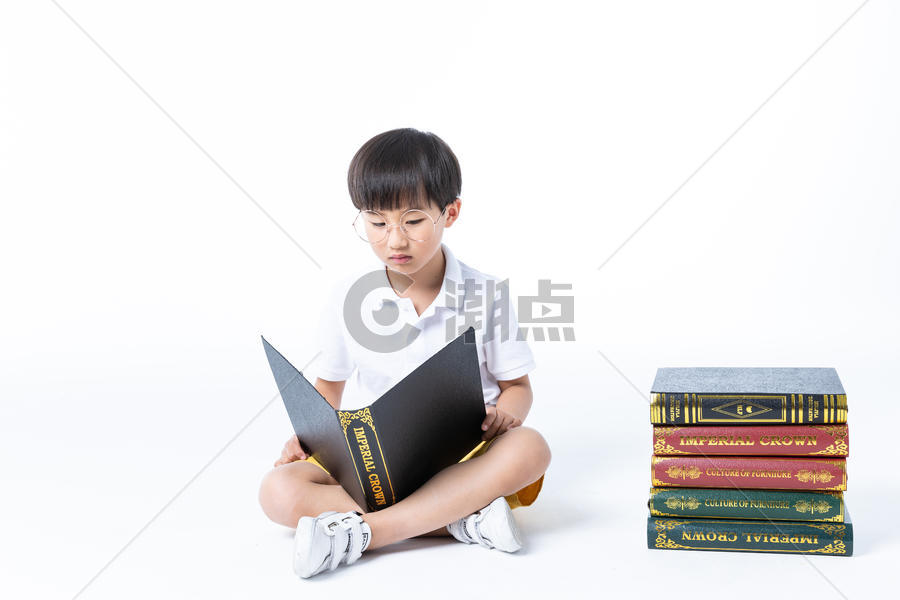 儿童坐在地上看书图片素材免费下载