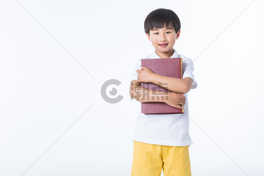 可爱孩子拿着书图片素材免费下载