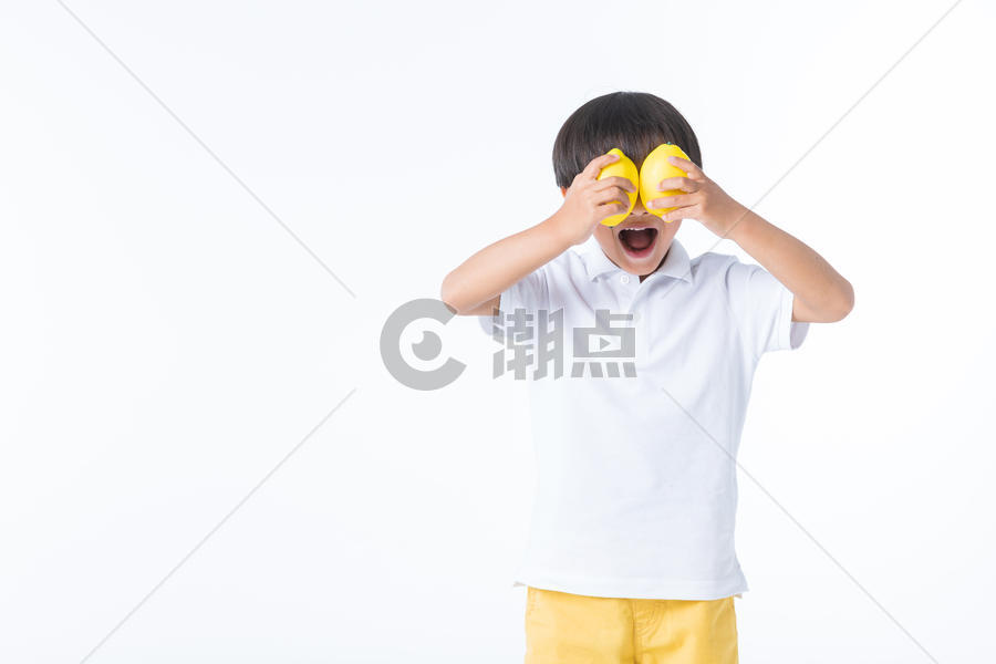 儿童手拿柠檬图片素材免费下载