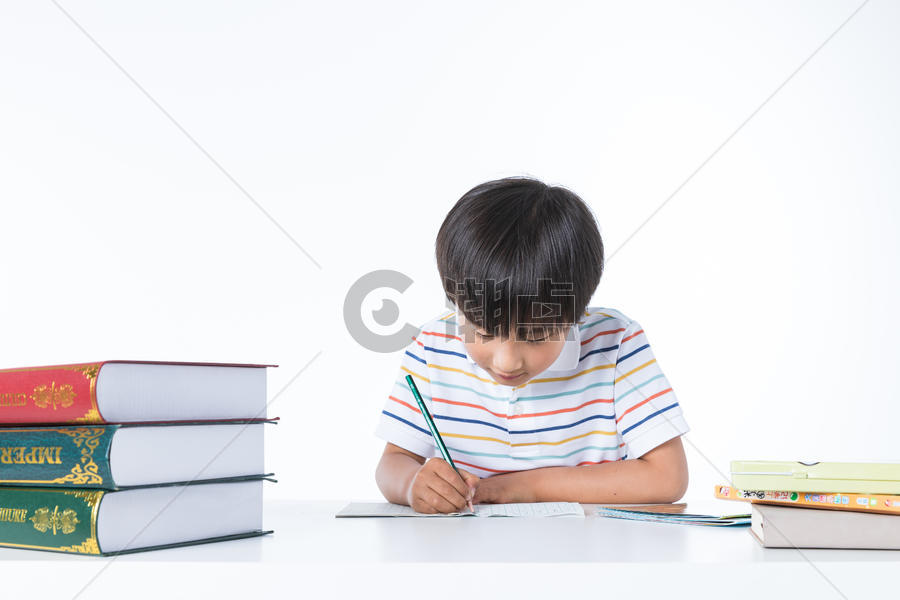 儿童在课桌上写作业图片素材免费下载