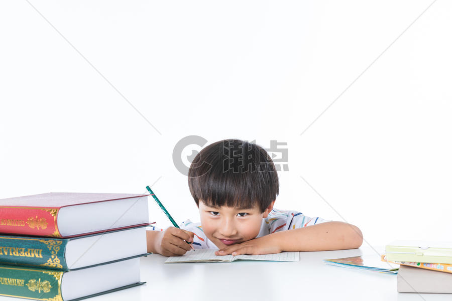 儿童在课桌上写作业休息图片素材免费下载