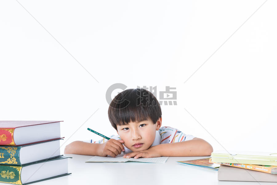 儿童在课桌上写作业休息图片素材免费下载