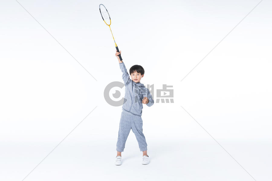 体育男孩打羽毛球图片素材免费下载
