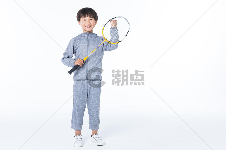 体育男孩打羽毛球图片素材免费下载