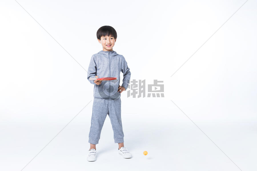 体育男孩打乒乓球图片素材免费下载