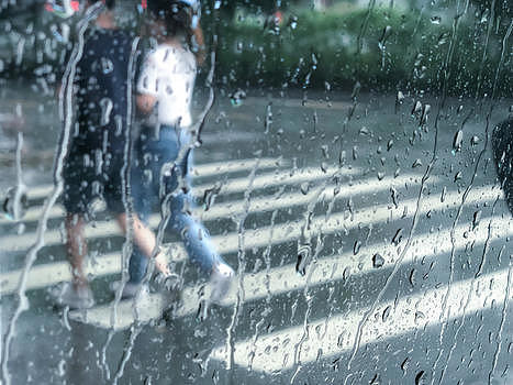 雨中漫步的情侣图片素材免费下载