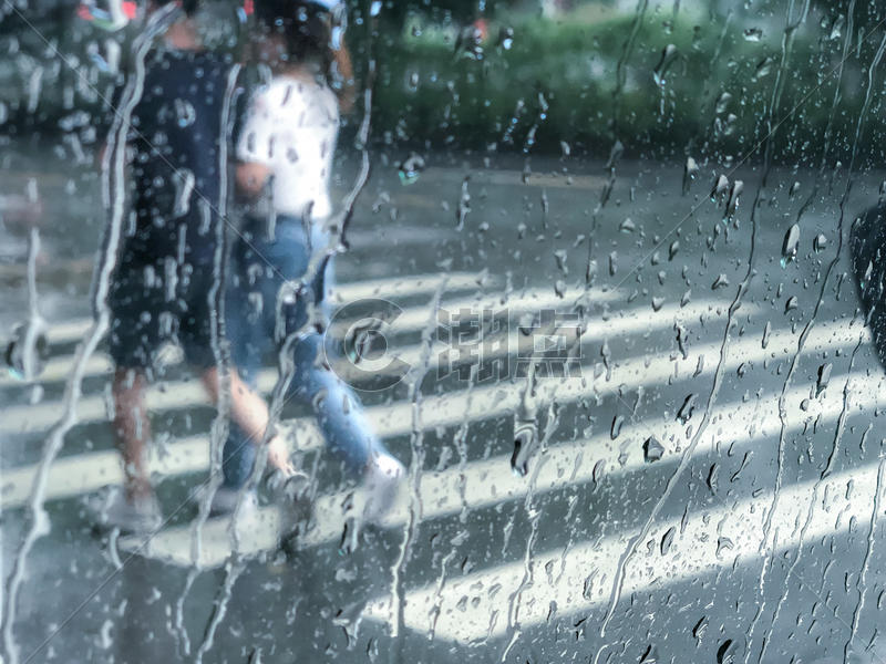 雨中漫步的情侣图片素材免费下载