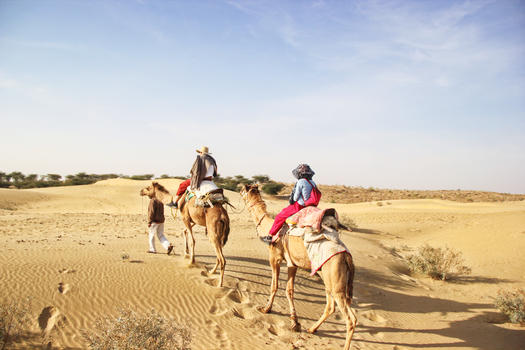 沙漠骑骆驼图片素材免费下载