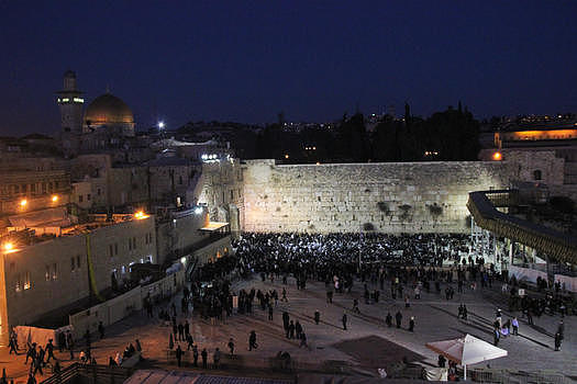 以色列耶路撒冷哭墙夜晚祈祷图片素材免费下载