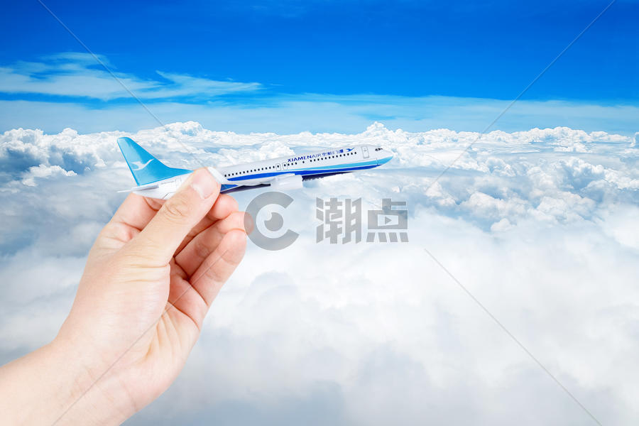 自由穿过云层的飞机图片素材免费下载