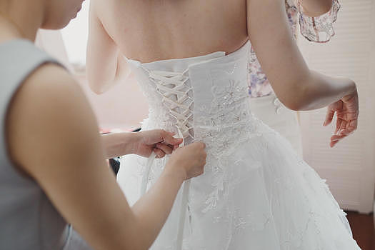 给新娘穿婚纱图片素材免费下载