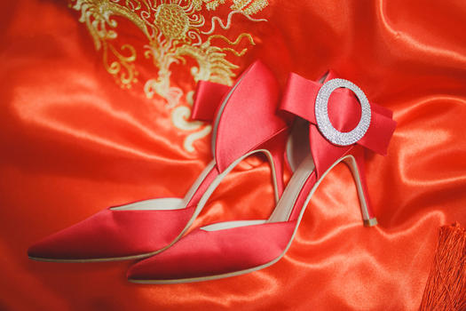 新娘婚礼红色高跟鞋图片素材免费下载