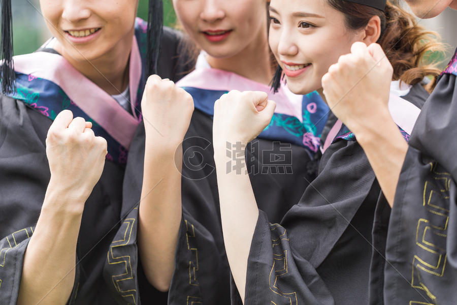 穿学士服的毕业生点赞竖大拇指自拍图片素材免费下载