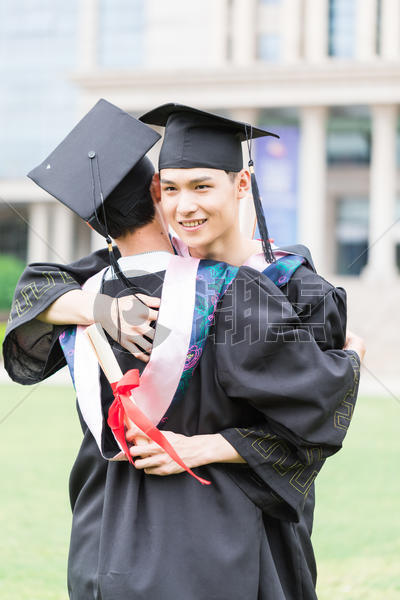 毕业季同学穿学士服拥抱告别图片素材免费下载