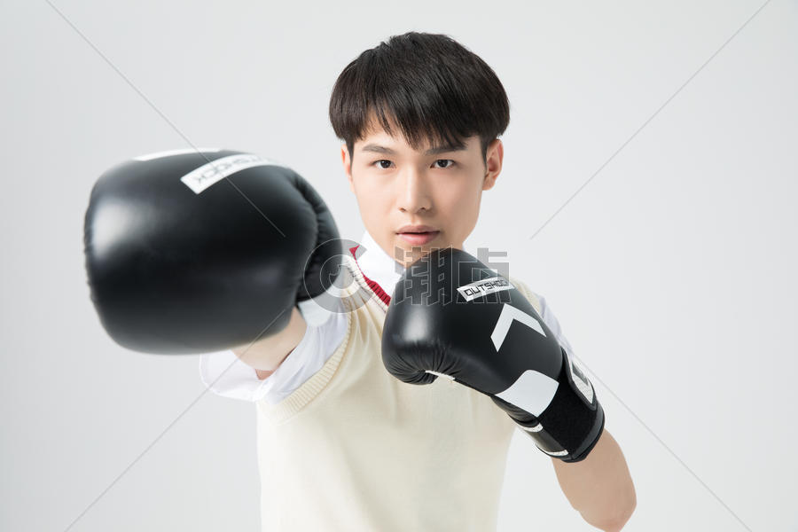 男性学生形象拳击手套运动图片素材免费下载