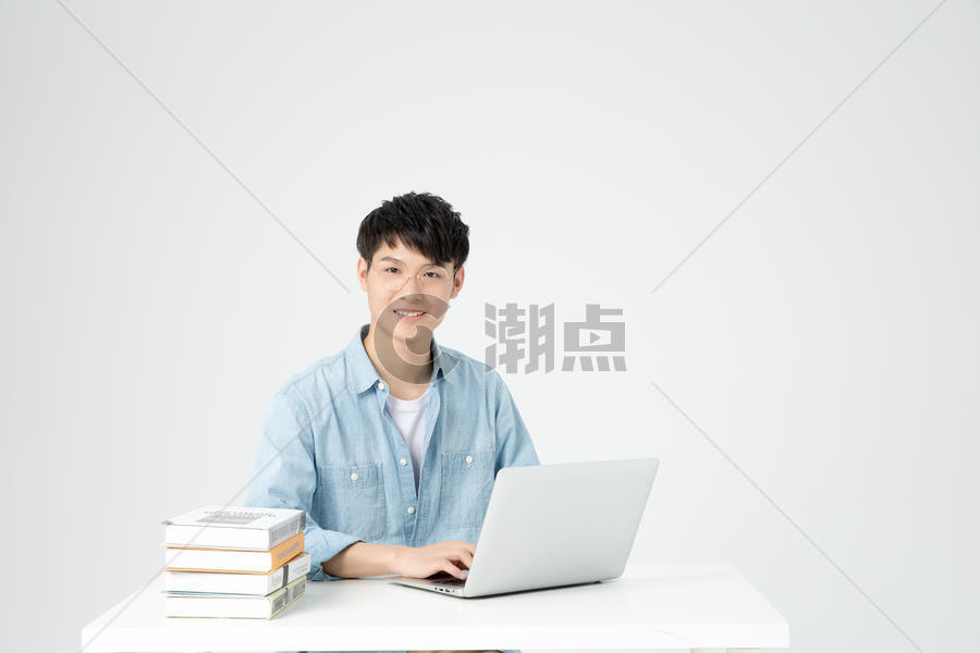 男性学生课桌使用电脑图片素材免费下载
