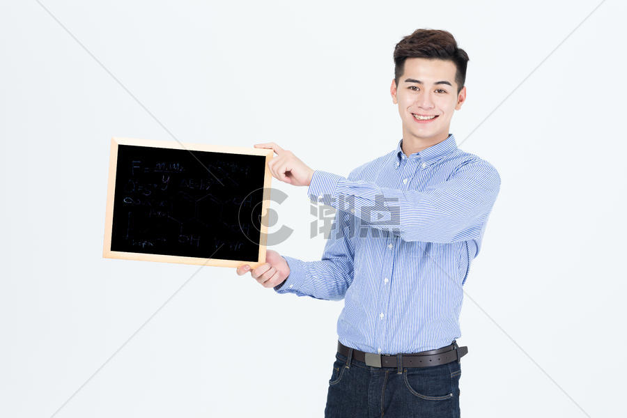 年轻男性手拿小黑板展示图片素材免费下载