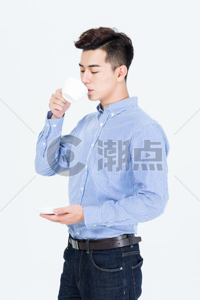 商务男性手拿咖啡杯喝水放松状态图片素材免费下载