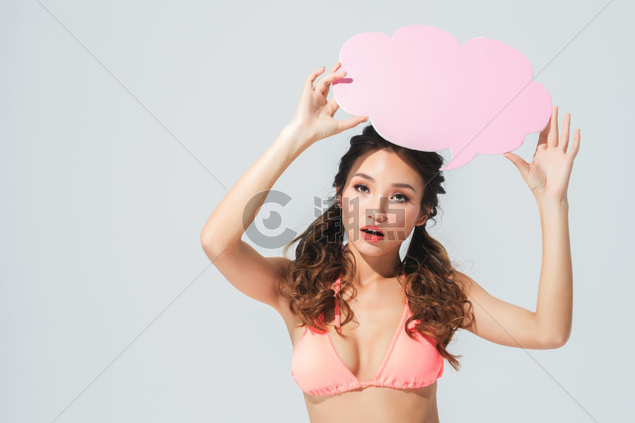 穿粉色比基尼的可爱女生拿着对话框图片素材免费下载