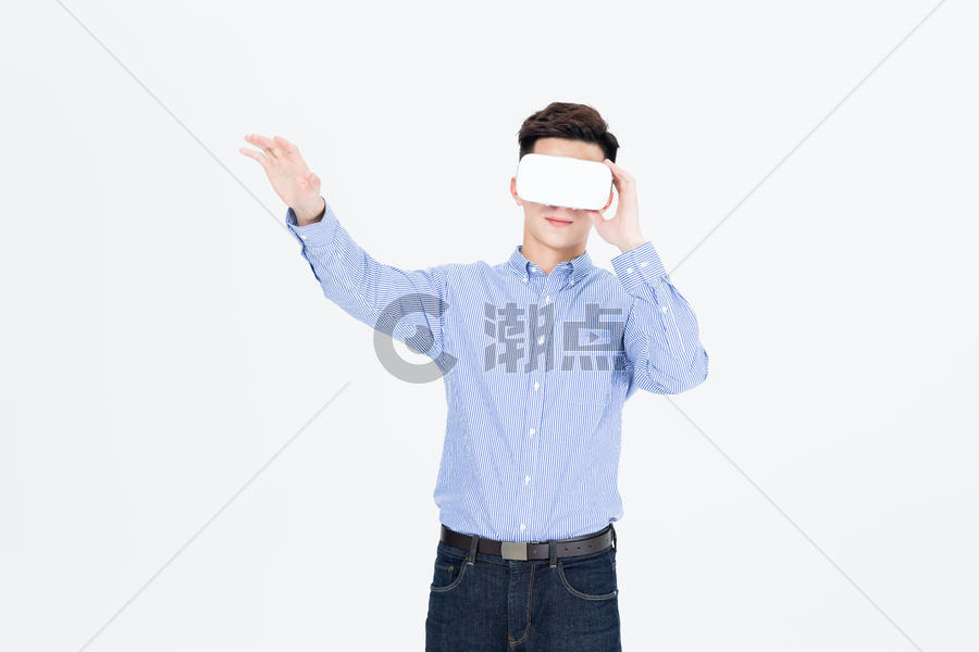 年轻男子戴VR眼镜体验虚拟现实图片素材免费下载