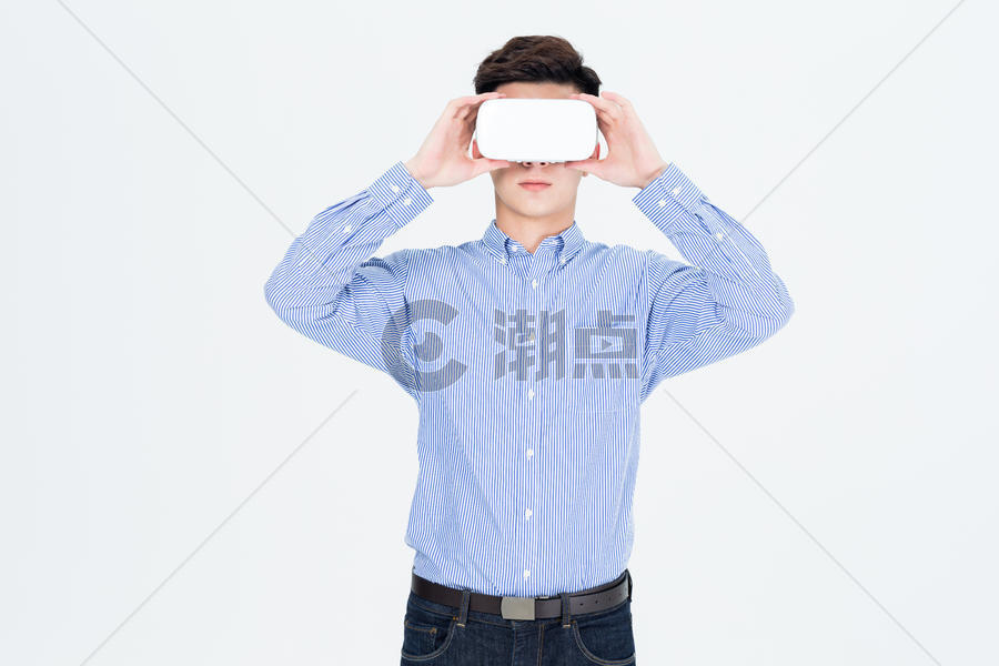 年轻男子戴VR眼镜体验虚拟现实图片素材免费下载