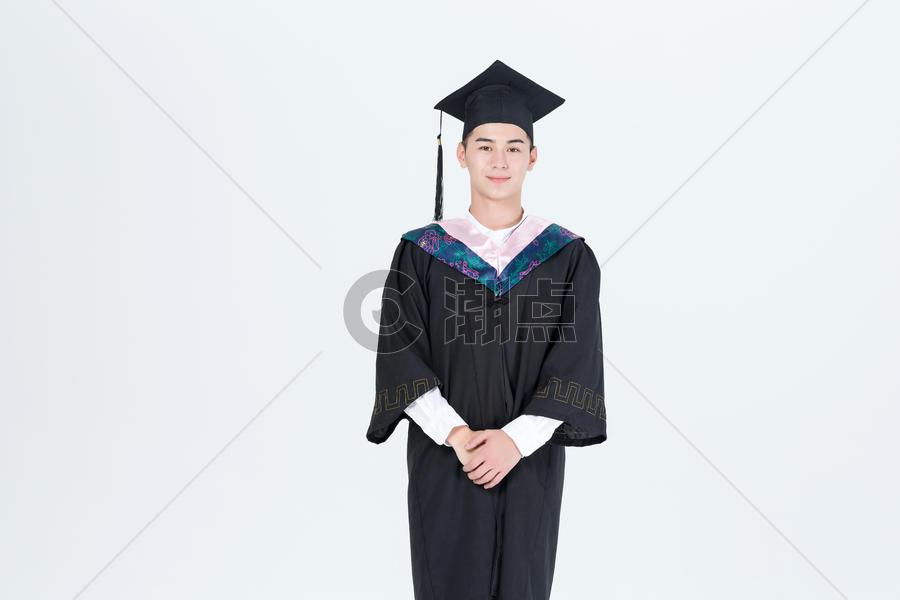 毕业季穿学士服的毕业大学生图片素材免费下载