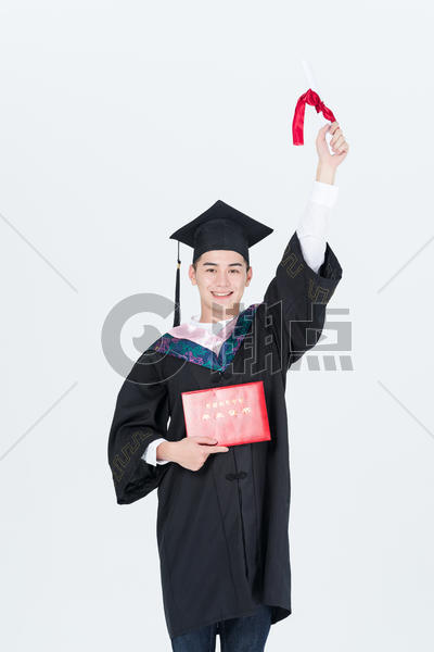 毕业季穿学士服的毕业大学生图片素材免费下载
