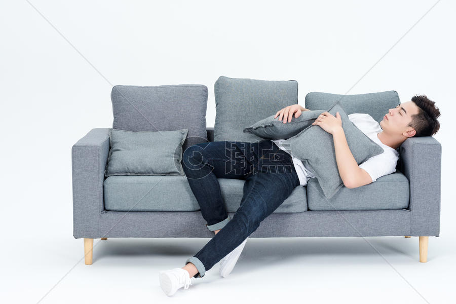 躺在沙发上休息睡觉的青年男性图片素材免费下载
