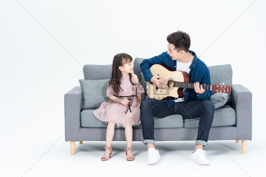 爸爸和女儿在客厅弹吉他图片素材免费下载