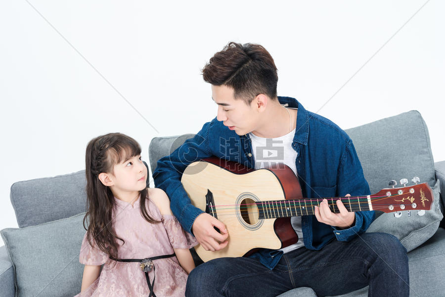 爸爸和女儿在客厅弹吉他图片素材免费下载