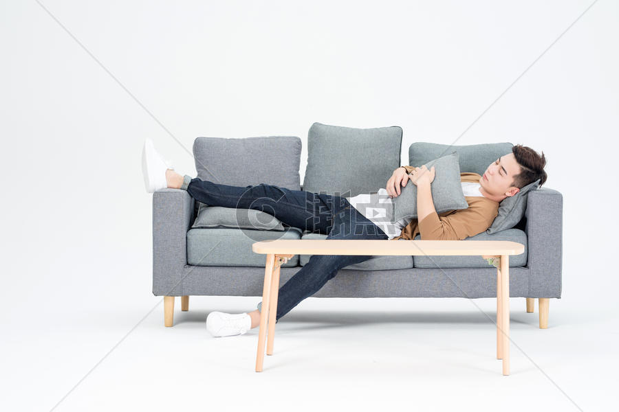 躺在沙发上休息睡觉的青年男性图片素材免费下载
