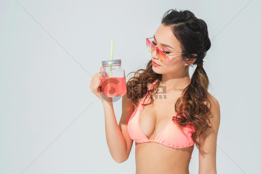 穿比基尼的美女喝饮料图片素材免费下载