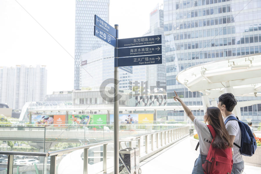 旅游看路标的情侣图片素材免费下载