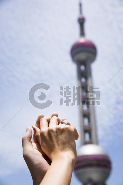 上海地标下的牵手的情侣图片素材免费下载