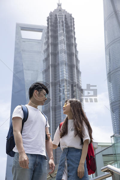 上海旅游的情侣图片素材免费下载
