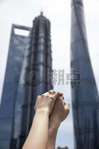 上海地标建筑下牵手的情侣图片素材免费下载