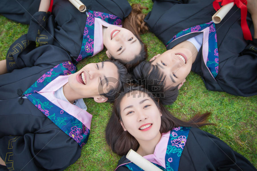 毕业生躺在草地上图片素材免费下载