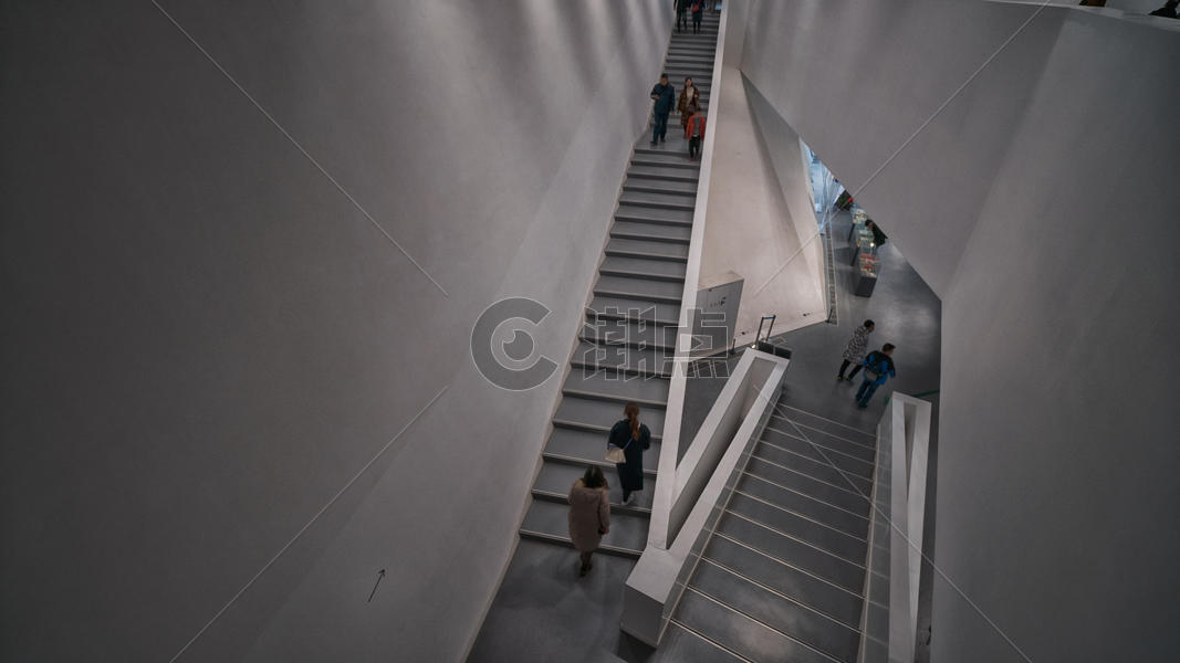 博物馆里造型漂亮的长楼梯图片素材免费下载