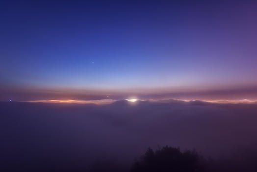 云海平流雾下的城市夜景图片素材免费下载