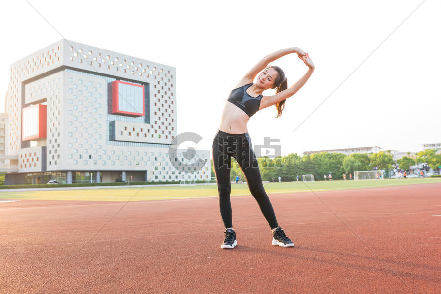 校园操场上运动锻炼的女生图片素材免费下载