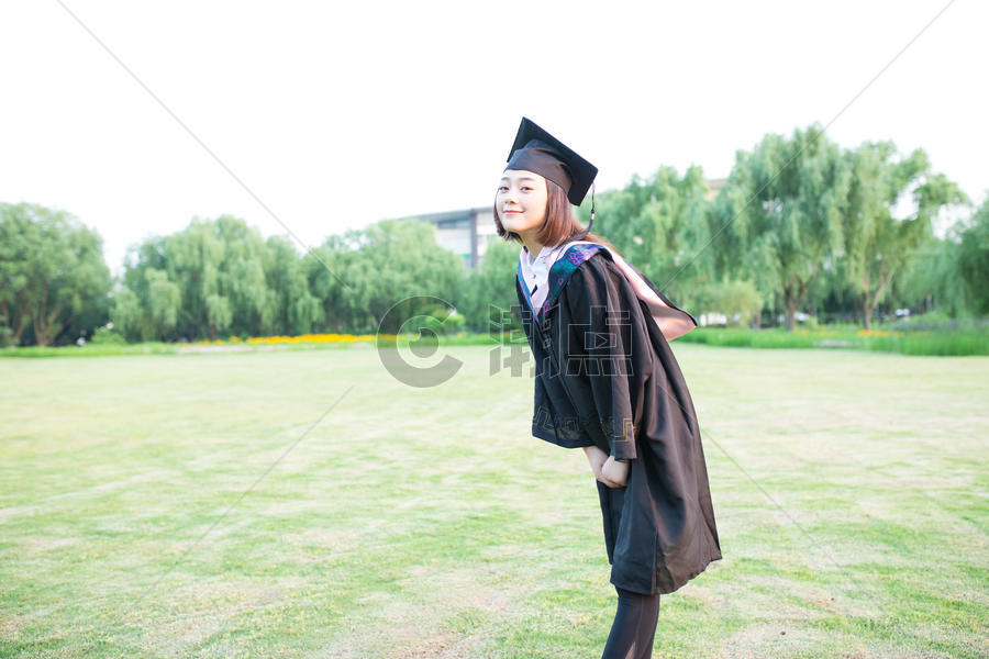 穿着学士服开心毕业的大学生图片素材免费下载