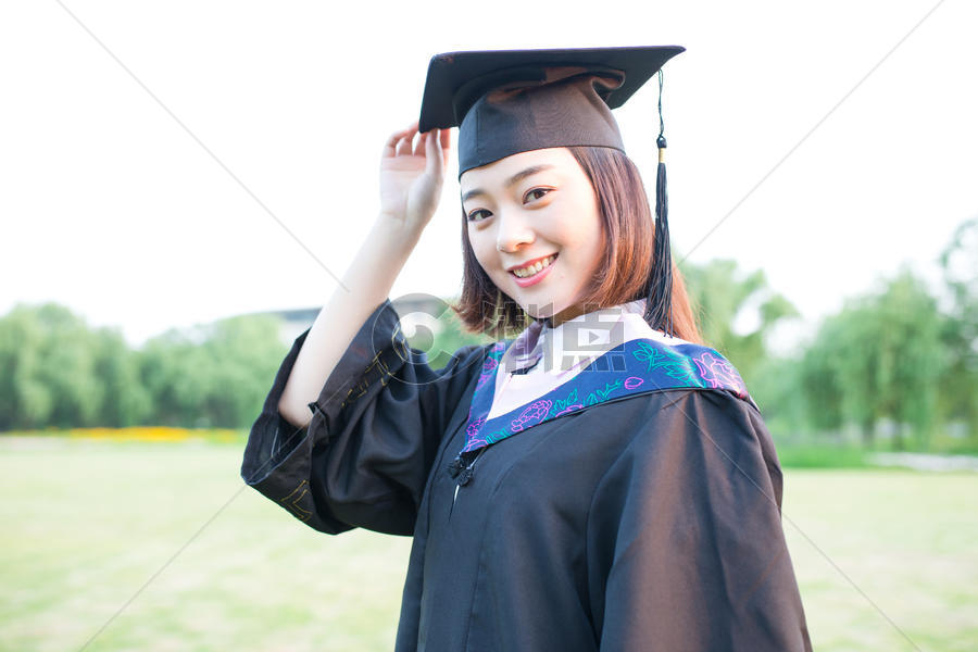 穿着学士服开心毕业的大学生图片素材免费下载