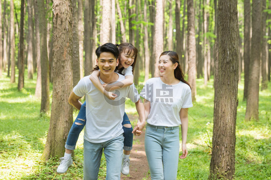 一家人在公园森林里散步图片素材免费下载