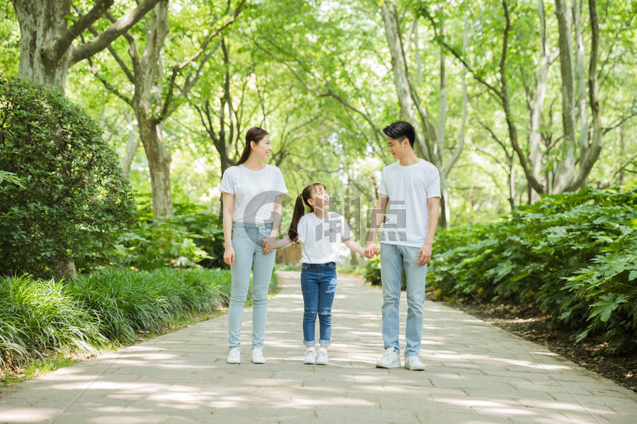 一家人公园里牵手散步图片素材免费下载