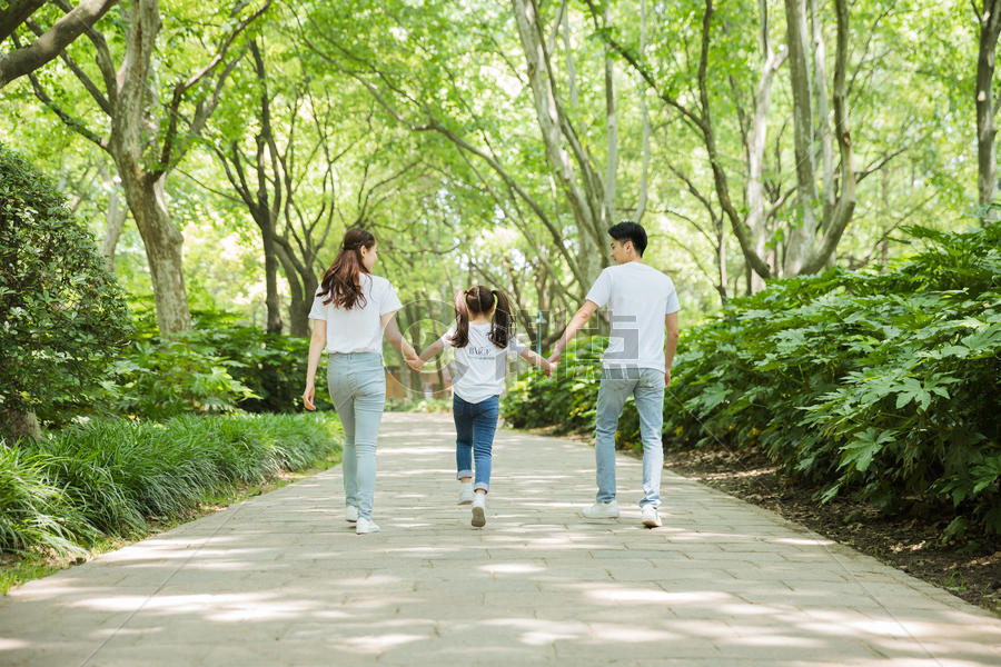 一家人公园牵手散步图片素材免费下载