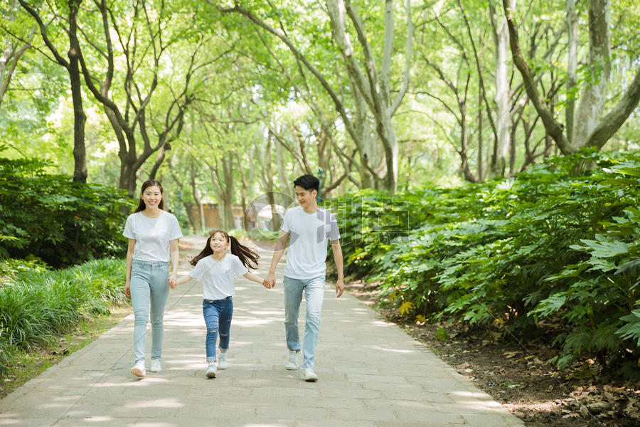一家人公园里牵手散步图片素材免费下载