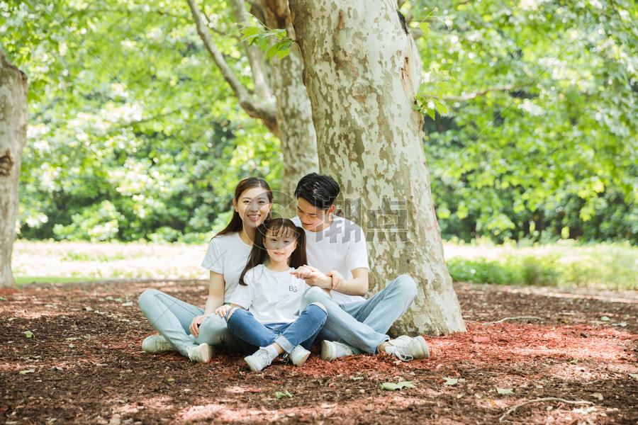 一家人坐在大树下休息图片素材免费下载